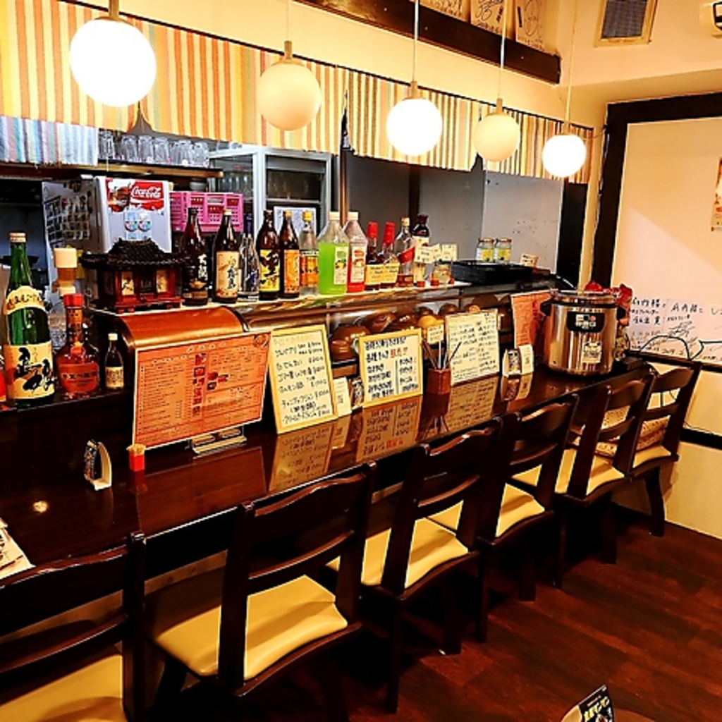 カウンター席で一人、お店の雰囲気を感じながら過ごす時間。大勢の賑やかさとは違った、特別な空間。