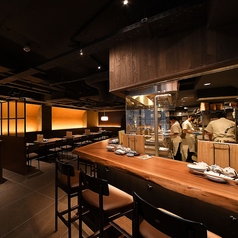 【1階カウンター席】調理のライブパフォーマンスをご覧になりながらお食事をお楽しみください。