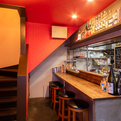 入り口すぐ近くにあるカウンター席。1人飲みやデートなどに最適です◎どの焼酎を選べば良いかわからない…そんな時は是非店員にお尋ねください！お客様のお好みをうかがってセレクトさせていただきます。