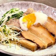 とろけるラフテーと塩ソーキ～からまる温玉～