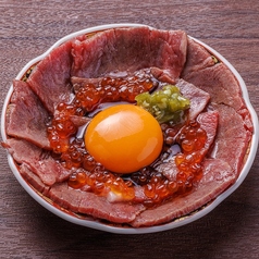 いくらと炙り和牛のわさびユッケ