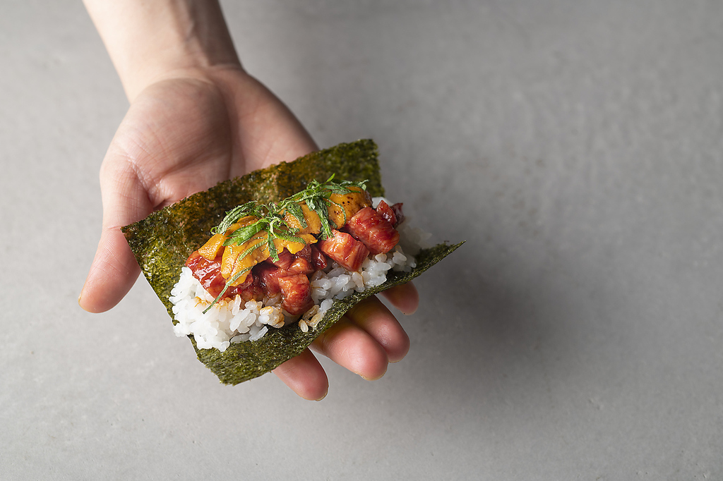 和牛ユッケとウニの手巻き