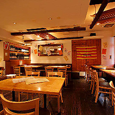 広大なフロアに広がるテーブル席は、最大40名様までご利用可能なメインダイニング。活気あふれる空間で、大人数でのご宴会やパーティーに最適です。木製の梁が温かみを添え、お洒落な雰囲気を演出します♪ 皆様でワイワイと楽しいひとときをお過ごしください。