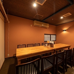 当店では最大40名様までの貸切が可能です！落ち着いたプライベート感あふれる空間は、会社のご宴会や打ち上げ、大人数での食事会はもちろん、ご家族でのお祝いにもぴったりです。用途に合わせてレイアウトも柔軟に調整できますので、思い思いのひとときをゆったりお過ごしいただけます。貸切のご相談はお気軽にどうぞ。