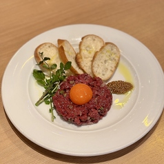 会津生馬肉のタルタルステーキ ~メルバトースト添え~