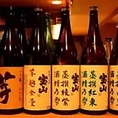 全国各地から厳選した地酒が壁一面にずらりと並ぶ光景はまさに圧巻！各地より選び抜いた和食にあう焼酎や日本酒の品揃えが自慢です。お仕事帰りの飲み会や大切な接待など様々なシーンに◎こだわりの本格和食と美酒を、柔らかな照明が灯る趣ある和風個室でごゆっくりとご堪能ください。お酒で盛り上がる贅沢な一夜をどうぞ♪