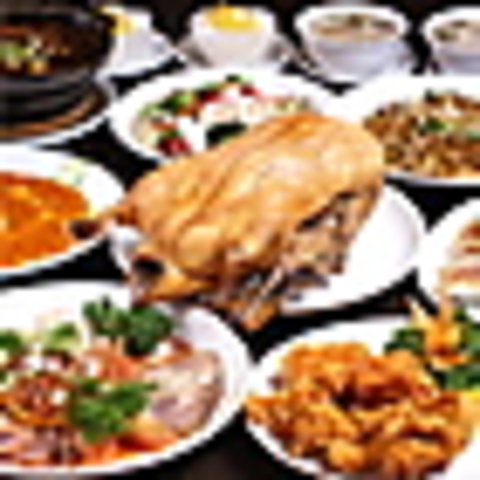 広い店内で自慢の料理をお楽しみください