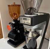 写真左がドリップ用のグラインダーとして使っているボンマック、右がエスプレッソ用のグラインダーとして使っているバラッツアのSette270。setteとはイタリア語で「7」の意。マシンを横から見ると「7」のように見えるこのsette270はsette30と異なりマクロとミクロの2つの調整で270段階の粒度設定が可能なグラインダーです