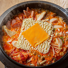 【一番人気商品】本場韓国の味を楽しめるプデチゲ　1400円の写真