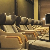 お休み処では、おひとり様ごとのリクライニングチェアでゆっくりとお寛ぎいただけます。ホテルのラウンジをイメージした休憩スペースでは、ドリンクやアルコール、デザートをお楽しみいただくことも◎