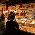 【自慢のカウンター席】迫力のある厨房と活気のある屋台を味わえる特別なお席です！。祭囃子をBGMに、活気あふれるスタッフが作り出す熱気の渦が魅力です。家族との食事・大人数でのご宴会・デート・二次会・歓送迎会・記念日など、様々なシーンでご利用いただけます。