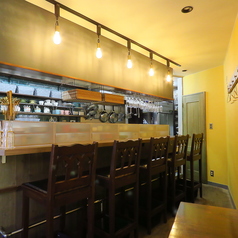 ゆっくり座れるカウンター席は6席あります。おひとりさまでもごゆっくりおくつろぎください◎