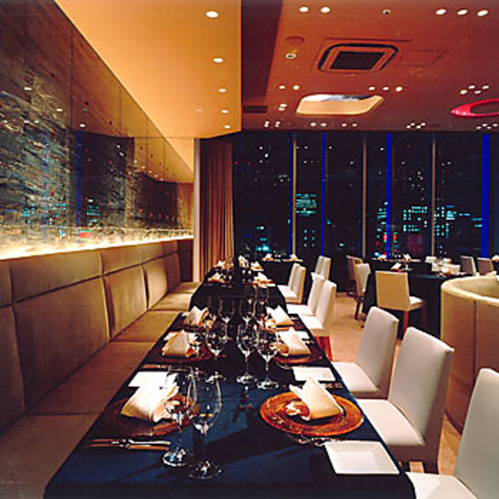 銀座の夜景を一望できる地上11階の開放的なフロア。大切な方とのディナーや大型の貸切宴会に最適です