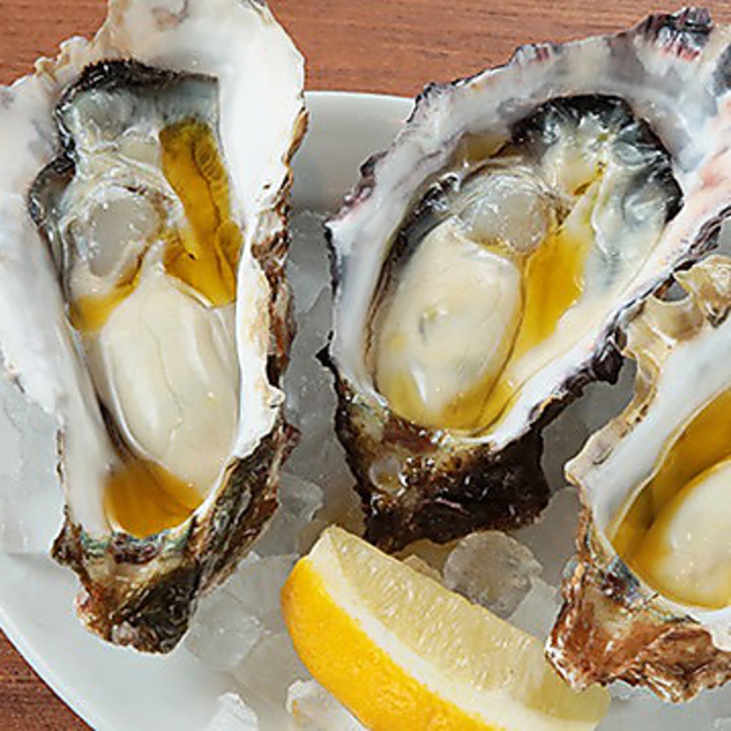 時期によって変わる美味しい生牡蠣を提供！冬場は特に牡蠣が旬で旨いです！