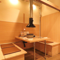 4名様用個室を5卓ご用意しております。仕切りがあるのでプライベート感があり、会社などの集まりはもちろん、ご家族などのお食事・集まりにも最適です。フラットなお席は着席もスムーズで、どなた様も気軽に焼肉をお楽しみいただけます。
