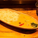 ココナッツの香りがたまらない！マカンの代名詞のタイカレーなど、魅力的なメニューが多数ございます