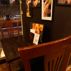 【2名テーブル席】デートや記念日、気軽なお食事にも使えるテーブル席。カラフルで独特な雰囲気がありながら、どこか落ち着きを感じる店内をゆっくりお楽しみください。