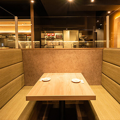 【半個室：2名様席×2卓】