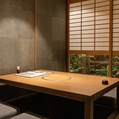 【掘りごたつ完全個室|4~6名様×2室、4~8名様×1室】ご会食やお子様連れのご利用に。4名様から6名様までご利用可能な掘りごたつ個室で、足を伸ばしてゆったりとお過ごしください。ご友人との飲み会や、少人数でのご会食などに最適です。お子様連れのお客様にも安心してご利用いただけます。