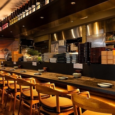 テーブル下のライティングがオシャレなカウンター席！万全の感染症対策として最新の換気システムを導入！