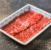 【こだわりのタレをご堪能ください！】一度も冷凍していないアンガスビーフは、味と柔らかさが違います！昼は焼肉の醍醐味である【タレ焼肉とご飯】でお腹いっぱいに！夜は新鮮な【塩ホルモンとお酒】で楽しくベロベロに！昼と夜で違った形で焼き肉をお楽しみいただけるよう、ご用意しております♪