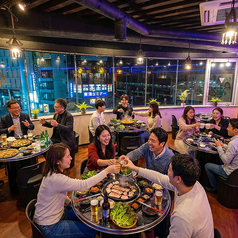 韓国の美しさを取り入れた店内は、都会のオアシスのよう。モダンな落ち着いた空間に。食事をしながら、心安らぐ時間をお過ごしいただけます。おしゃれで心地良い、そんな当店へぜひお越しください。