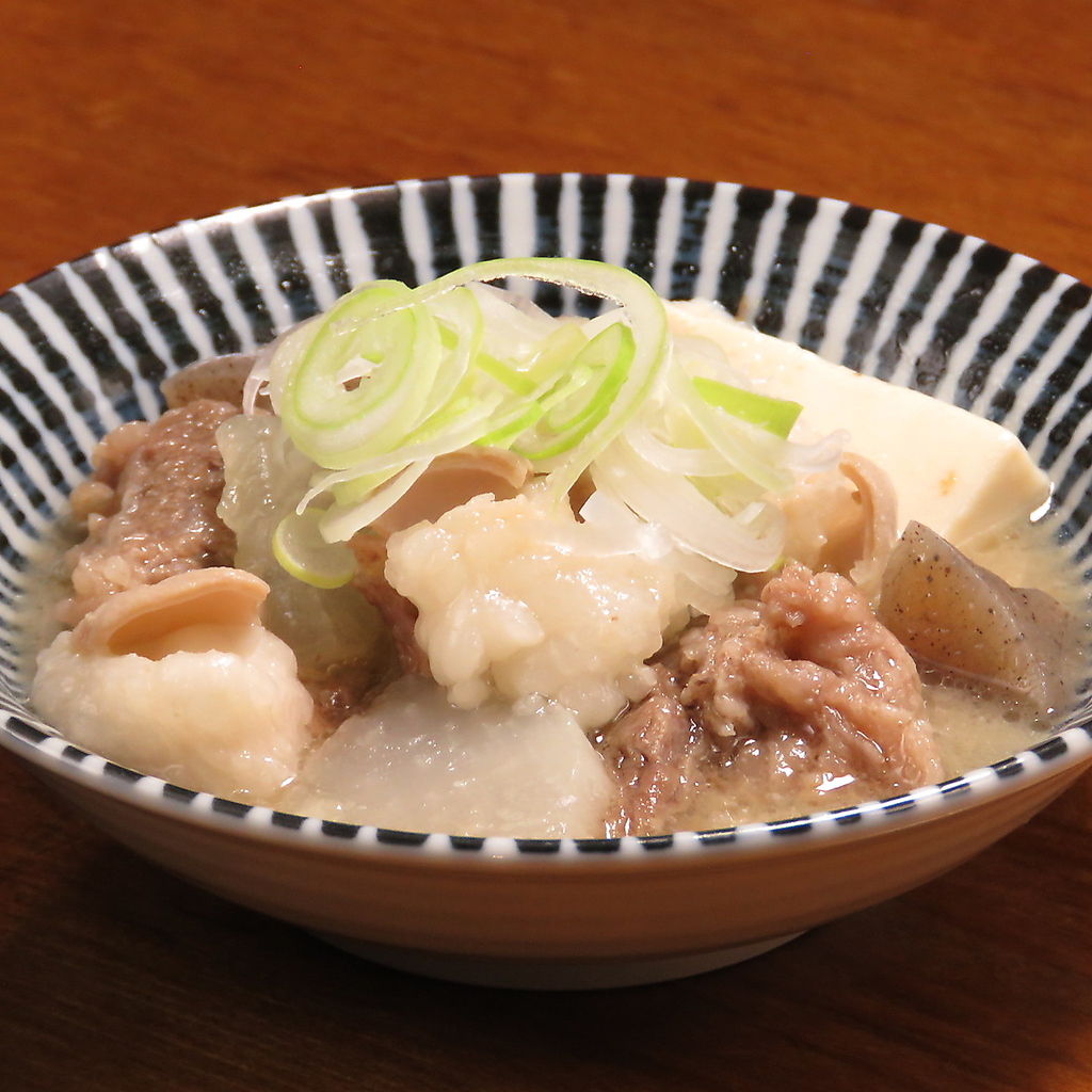 【名物塩煮込み】は国産牛もつ×牛すじ入り！塩味であっさりだけどうまい！是非ご賞味ください★