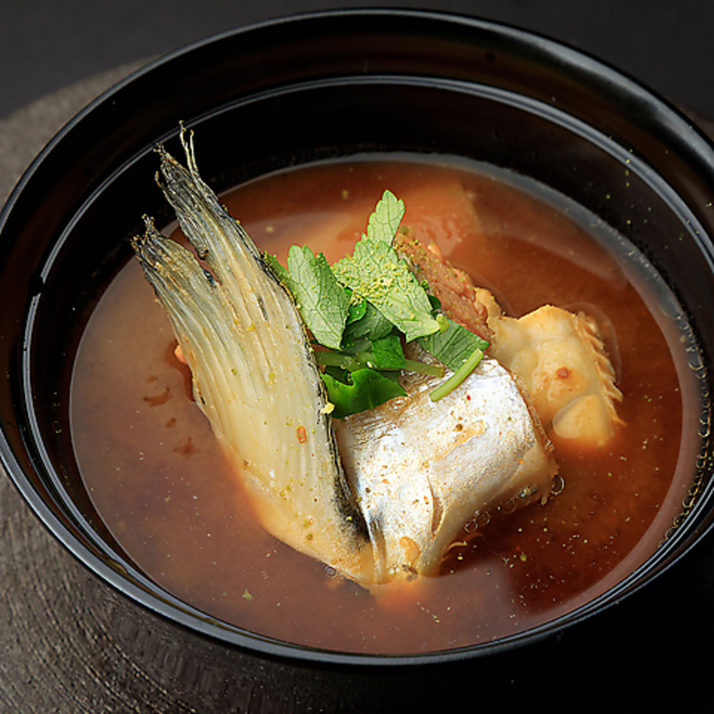 お寿司に合う赤だしをご用意。体も心も温まる一品です。