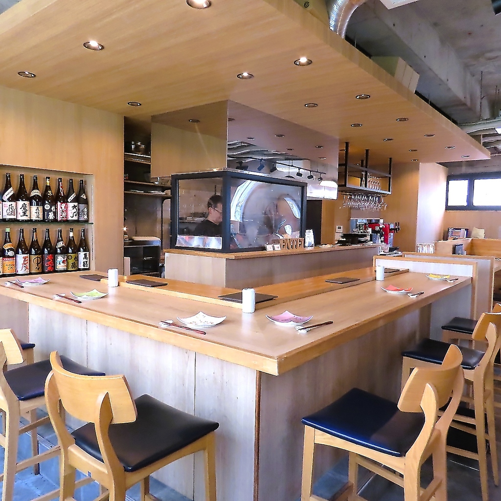 臨場感あるライブカウンターが自慢のカウンター席！