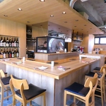 臨場感あるライブカウンターが自慢のカウンター席！