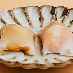 四季折々の恵みを携えた握りや一品料理