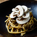 料理メニュー写真&nbsp;【自家製極太麺パスタ】黒トリュフとマッシュルームのパスタ