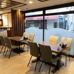 4名掛けのテーブル席を4席ご用意しています！お席を連結することが可能なので大人数でのお食事や小規模から中規模の女子会、飲み会といった様々な用途でご利用いただけます！