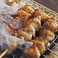 名物の炭火焼鳥は。朝〆の大山地鶏を店内で串うちにしたネタを備長炭で焼き上げて、外はパリパリ、中はジューシーな肉汁が口の中に広がります。単品はもちろん、コースでもお召し上がりいただけるので、各宴会で仲間や会社の同僚たちとお楽しみ下さい！見た事ない大きさで提供していますので度肝ぬかれます！ ！！!