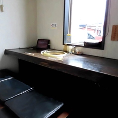 落ち着いた雰囲気で焼肉を楽しめるカウンター席は、2名掛けを2卓ご用意。周囲を気にせず会話を楽しめるのが魅力です。お一人様での気軽なご利用はもちろん、カップルでのデートやちょっとした飲み利用にもおすすめ。ゆっくりとグラスを傾けながら、上質なお肉を堪能できる大人の空間です。