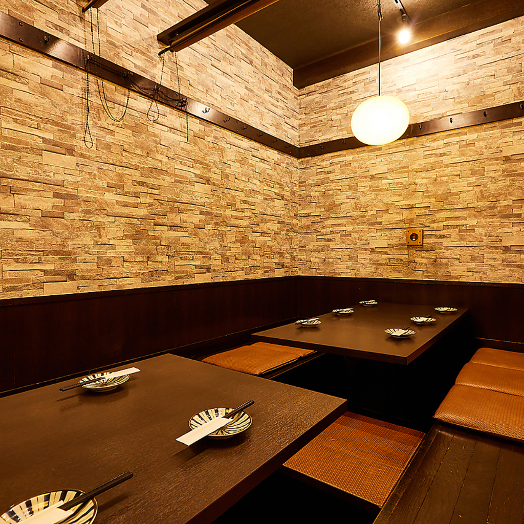 オレンジの間接照明が優しく宴会を包み込む、大人気のお部屋です