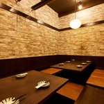 オレンジの間接照明が優しく宴会を包み込む、大人気のお部屋です