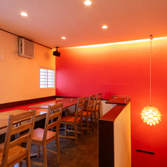 テーブル席は連結可能！大勢での集まりやイベントにも対応◎木のぬくもりを感じ、やわらかな照明が調和した落ち着きのある空間です♪ご友人との語らい、家族との団らん、そして焼酎を片手にゆったりとした時間を過ごすのにぴったりの席です！料理と焼酎のペアリングを楽しみながら、リラックスしたひとときをどうぞ。