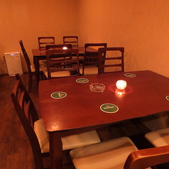 【5人席×2】テーブル席をご用意しております。人数に合わせてテーブルレイアウト変更も致しますので、お気軽にお声がけください。