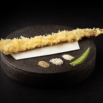自慢の天ぷらはぜひ塩で。定番から変わり種までございますが、どれもこだわりの一品です。