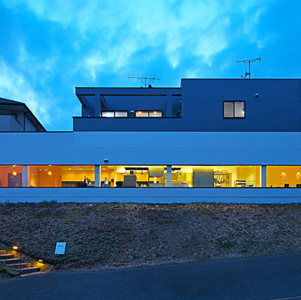 広々とした駐車場を完備◎敷地内に8台、第2駐車場に10台の駐車場有、お車でのご来店も安心です。