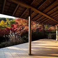 四季の風景を楽しめる部屋