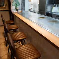 お一人様利用やデート利用にピッタリのカウンター席をご用意しています！お仕事帰りに一杯、お酒を楽しみたくなった際はぜひ当店にお立ち寄りください！こだわりのお酒と肴でお客様をおもてない致します！またお席の間隔が近いため大切な人との記念日やデート利用に最適となっております！