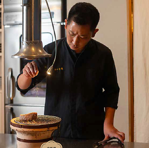 料理人との距離が近いカウンター席で、五感を刺激する肉料理のおまかせコースを堪能。