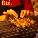 当店名物バリ風焼鳥「サテ」や、タイ風グリルチキン「ガイヤーン」などのアジアン美食が勢揃いです！