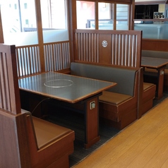 広々とした店内落ち着いたテーブル席です。人数に応じてお席をご用意いたします。※店舗により部屋の配置・席数が異なる場合がございます