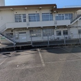 【アクセス抜群・駐車場完備】当店は専用の駐車場を1台分ご用意しており、お車でのご来店も大歓迎です。天候の悪い日や遠方からお越しのお客様にも大変便利にご利用いただけます。お車を停めた後はすぐに温かみのある店内でお寛ぎいただけます。自慢の絶品ピザなどの料理を味わいながら至福のひとときをお過ごしください。