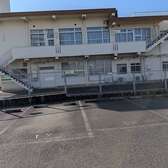 【アクセス抜群・駐車場完備】当店は専用の駐車場を1台分ご用意しており、お車でのご来店も大歓迎です。天候の悪い日や遠方からお越しのお客様にも大変便利にご利用いただけます。お車を停めた後はすぐに温かみのある店内でお寛ぎいただけます。自慢の絶品ピザなどの料理を味わいながら至福のひとときをお過ごしください。