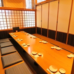 【幅広いシチュエーションに◎】団体様でも安心の宴会個室もございます！貸切対応も致しますのでお気軽に店舗までお問い合わせください♪和情緒が溢れる空間は接待や宴会など、様々な場面や用途に最適なプライベート空間です。お得なクーポンも多数ご用意しておりますのでお客様にぴったりのものをお選びください！