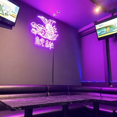 シャチホコオリジナルネオンサインが彩るフロアシート。最新カラオケ、最新ダーツもお遊びいただけ、ゆったりと座れるフロアシートが６席ございます。大型モニターを設置してますので最新MVや映画はもちろん、カラオケも歌いやすいです♪